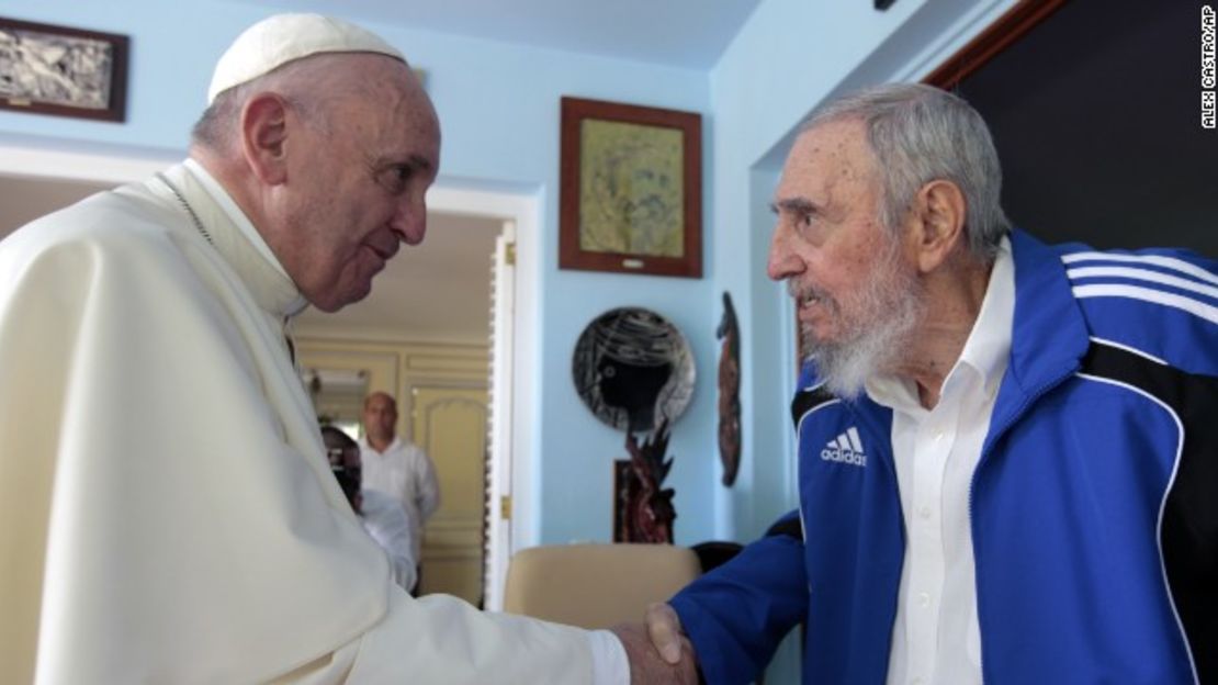 Francisco y Fidel Castro se saludan en La Habana el domingo.