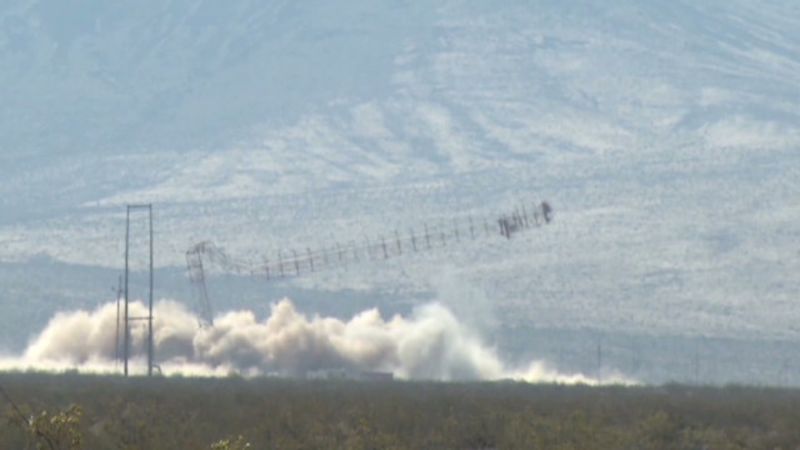 Espectacular demolición de gigantesca torre de ensayos nucleares en desierto de nevada | cnn