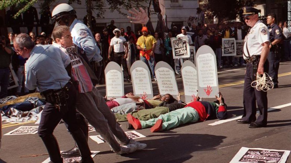 El manifestante Mark Milano es arrestado durante una protesta contra el SIDA en Washington en 1994.