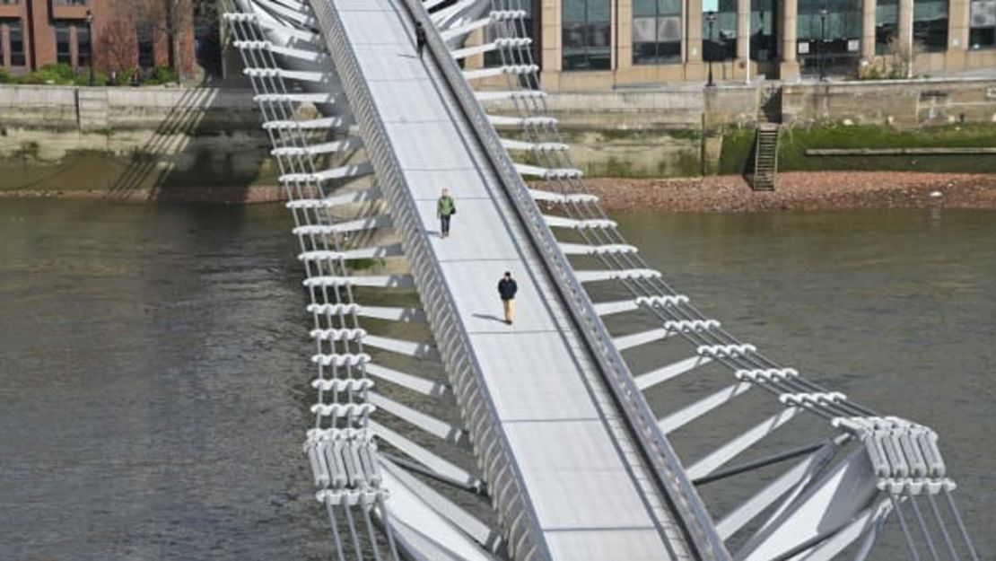 Peatones cruzan el puente Millennium sobre el río Támesis en Londres el 17 de marzo.