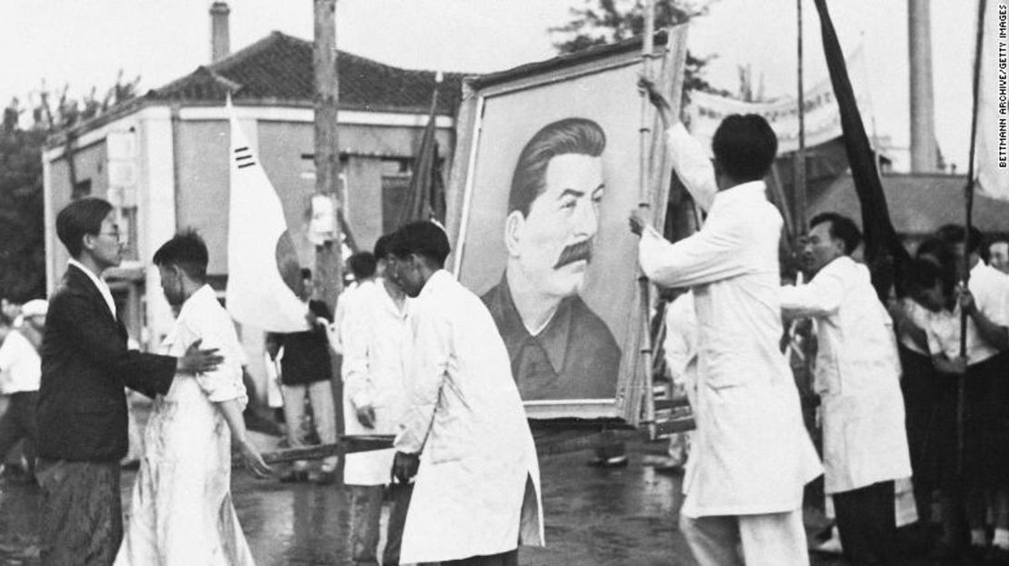 Preparan un retrato de José Stalin en un desfile, en Pyongyang, en julio de 1947.