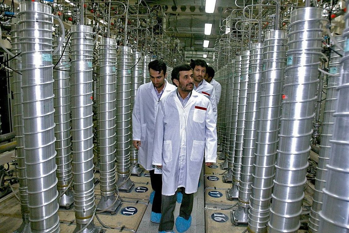 El presidente de Irán Mahmoud Ahmadinejad visita la planta de enriquecimiento de Irán 2008.