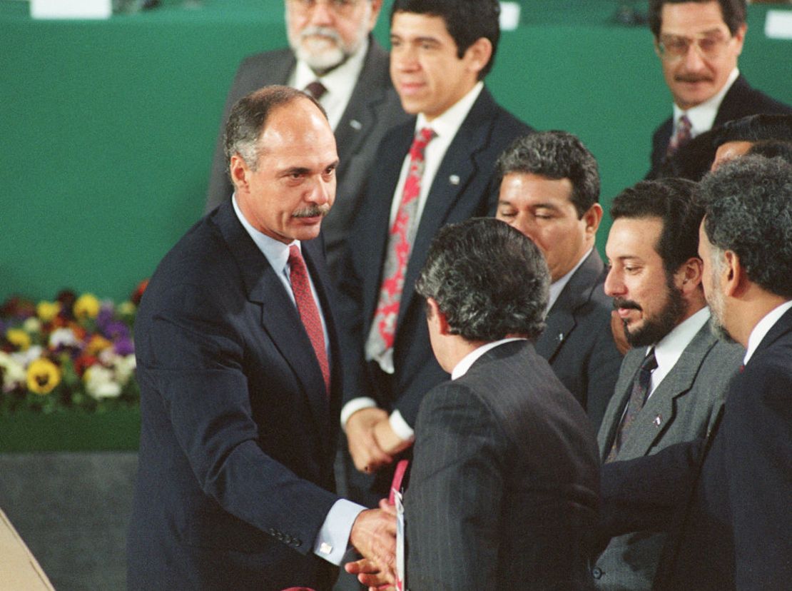 El presidente de El Salvador Alfredo Cristiani (izquierda) le da la mano a los líderes de las guerrillas Schafik Handal, Joaquin Villalobos, Salvador Sanchez y Francisco Jovel después de firmar los acuerdos de paz en el Castillo de Chapultepec en Ciudad de México en enero de 1992. El tratado terminó 12 años de guerra civil.