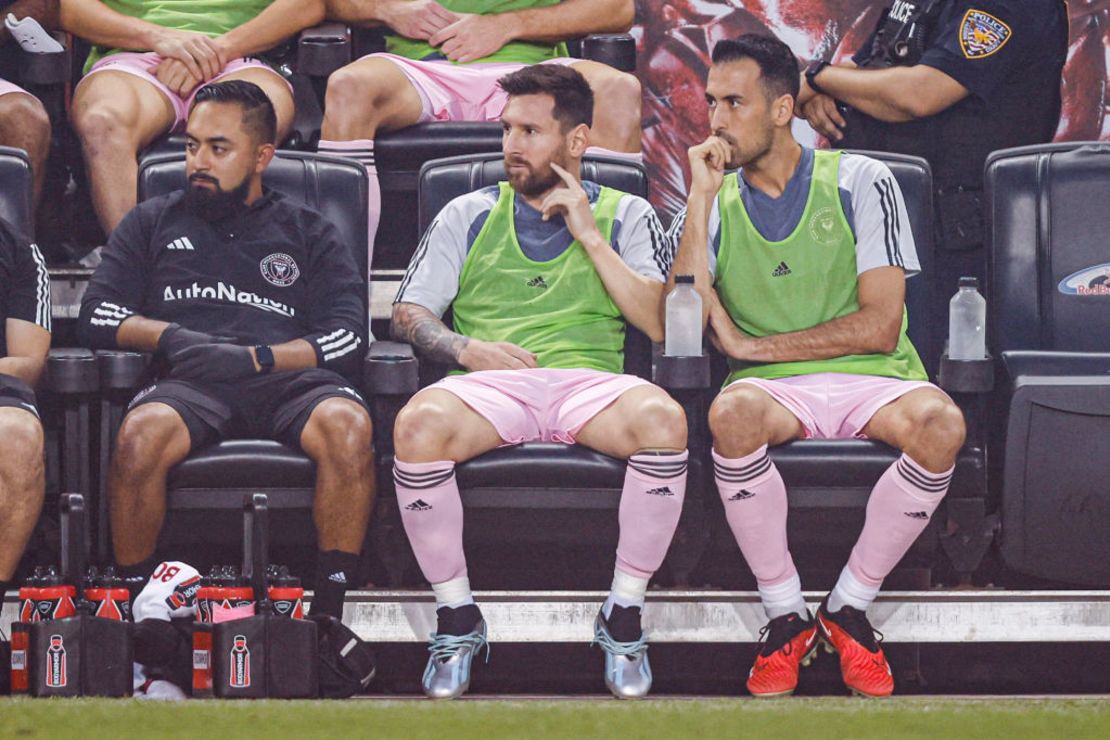 Lionel Messi y Sergio Busquets se sientan en el banquillo durante el partido de la Major League Soccer 2023 entre Inter Miami y New York Red Bulls en el Red Bull Arena en Harrison. Nueva Jersey, 26 de agosto de 2023. Crédito: KENA BETANCUR/AFP vía Getty Images.