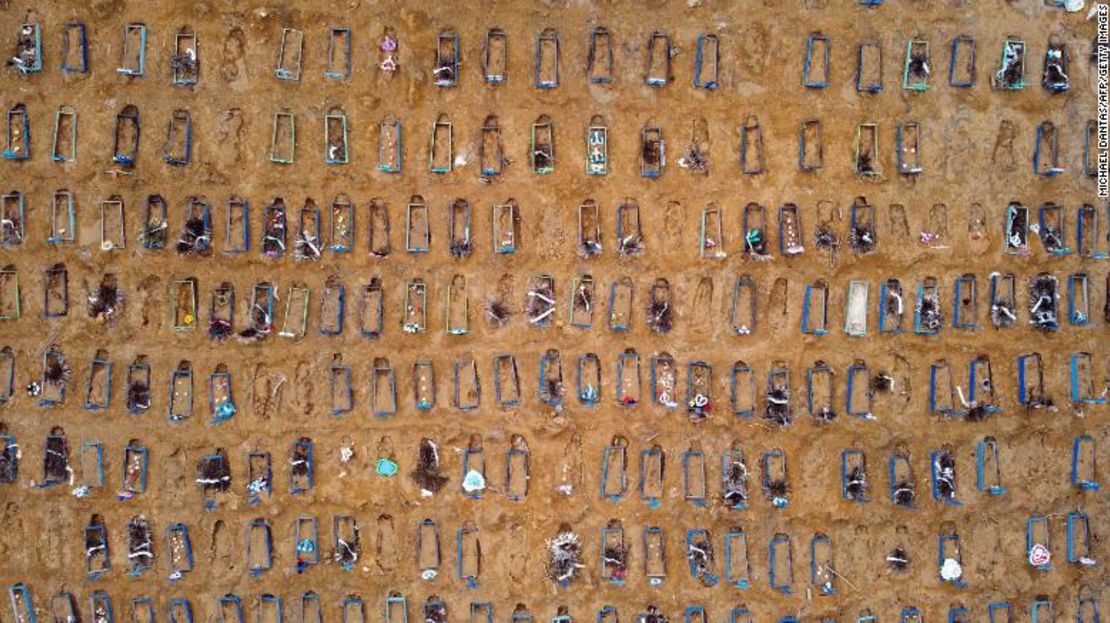 Vista aérea del cementerio Nossa Senhora Aparecida en Manaos en mayo de 2020.