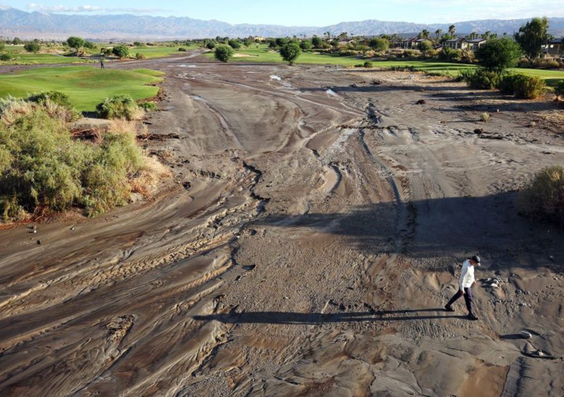 La tormenta tropical Hilary provocó que una sección del río Whitewater, normalmente seco, inundara partes de un campo de golf en Cathedral City, California.