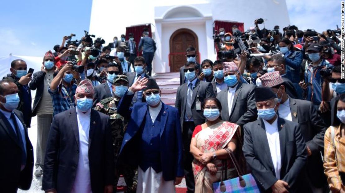 El primer ministro de Nepal, KP Sharma Oli, inaugurando un nuevo Dharahara en Katmandú, el 24 de abril de 2021.