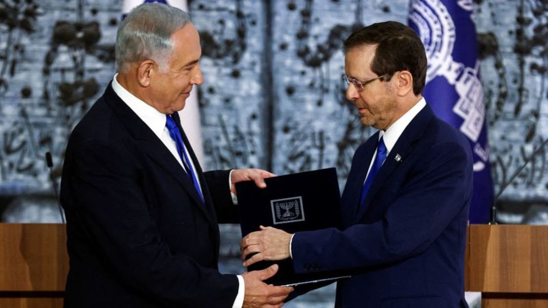 El presidente de Israel, Isaac Herzog, entrega a Benjamin Netanyahu el mandato para formar un nuevo gobierno en noviembre de 2022.