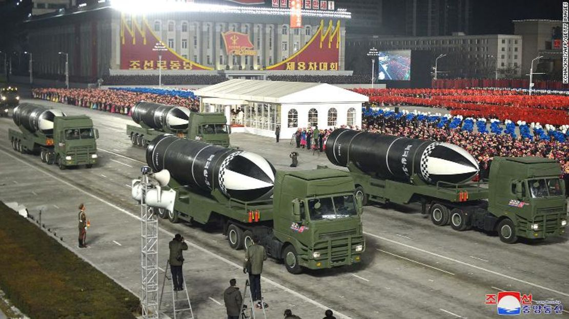 Este 14 de enero de 2021, la imagen muestra lo que parecen ser misiles balísticos de lanzamiento submarino durante un desfile militar en Pyongyang.