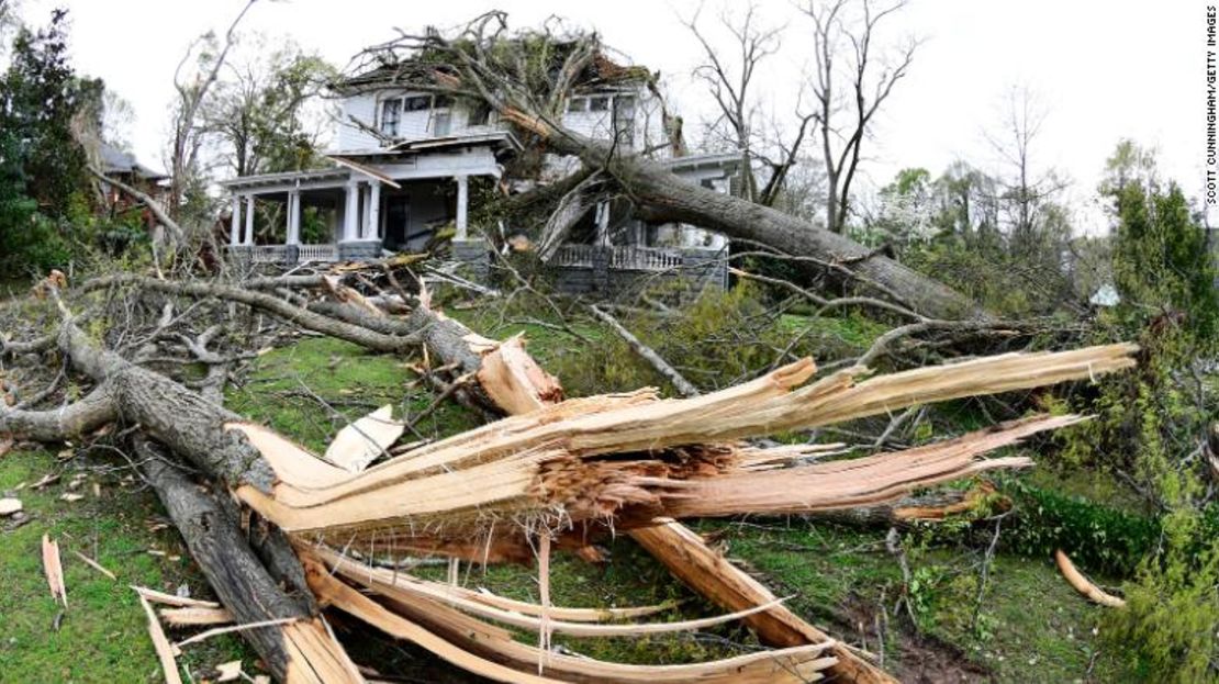 Un tornados afectó una vivienda en Historic Newnan, Georgia, el 26 de marzo de 2021.