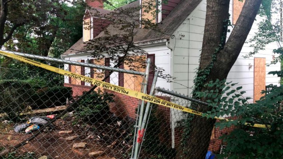 Cinta de Policía que rodea la casa donde Askia Khafra murió en un incendio mientras cavaba túneles.