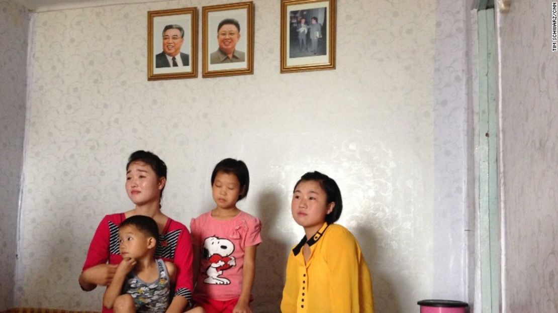 Jang Jong Hwa (izquierda) con Jong Gyong Hui, de 11 años de edad (al centro), Jong Un Jong, de 16 años de edad (derecha) y Jong Ja Myong, de 4 años de edad (al frente).