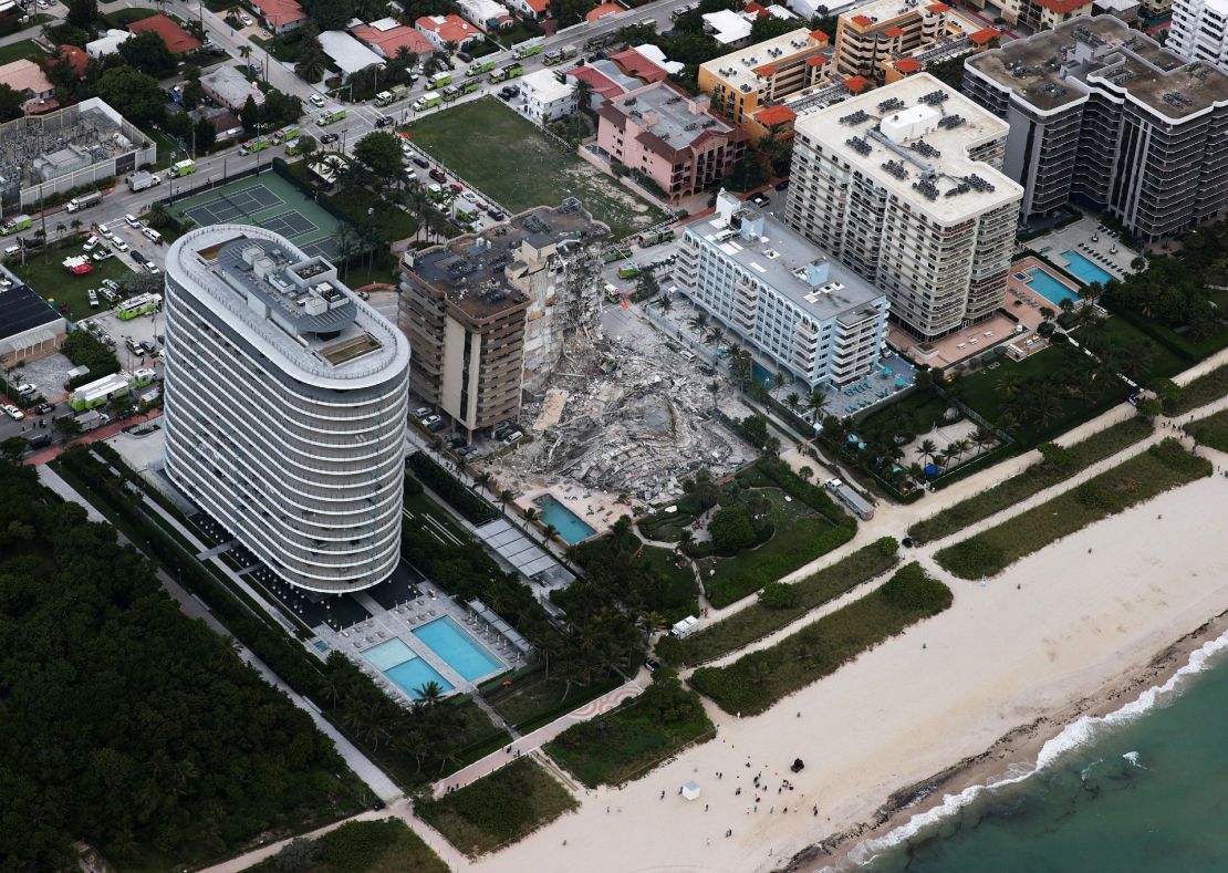 Vista aérea del edificio colapsado parcialmente en Surfside, el 24 de junio de 2021.