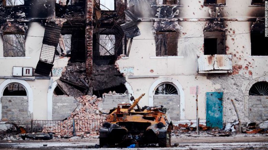 Un vehículo militar quemado frente a un edificio destruido en Uglegorsk, Ucrania, en febrero de 2015.