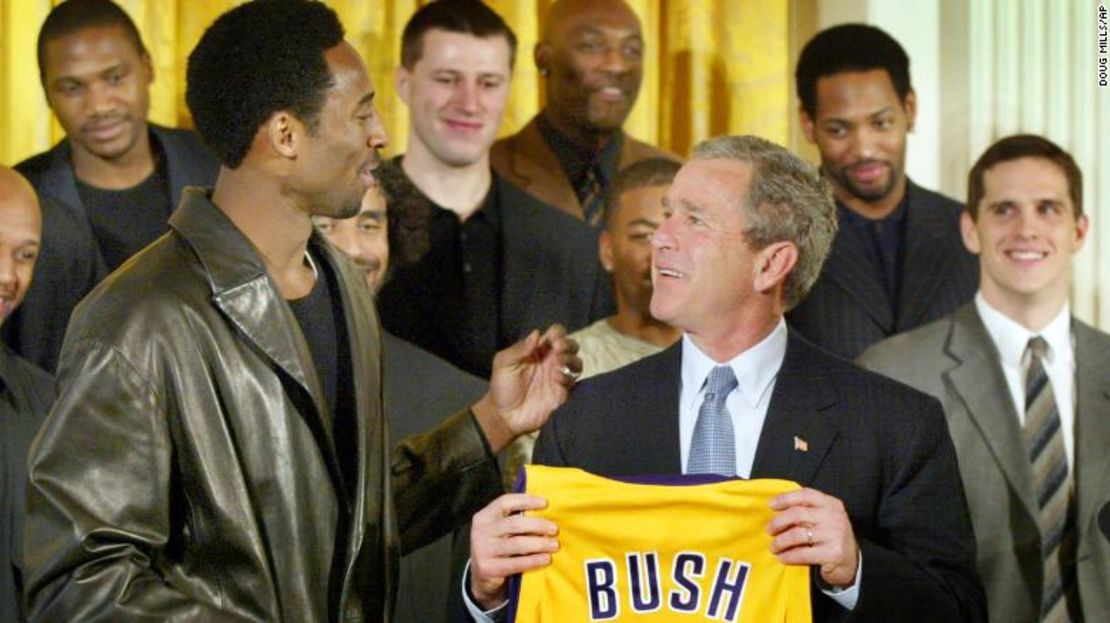 El 28 de enero de 2002, El expresidente Bush sostiene una camiseta de los Lakers que le fue entregada por Kobe Bryant en una ceremonia para los campeones mundiales de la NBA de 2001.