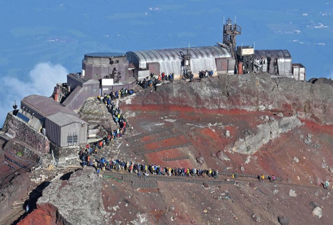 Esta vista aérea muestra a los escaladores haciendo fila para tomar una foto en la cumbre Kengamine del monte Fuji el 10 de agosto de 2024.