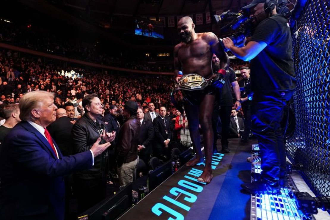 Jones (derecha) y Trump (izquierda) celebraron después de que Jones retuvo su título de peso pesado de UFC.