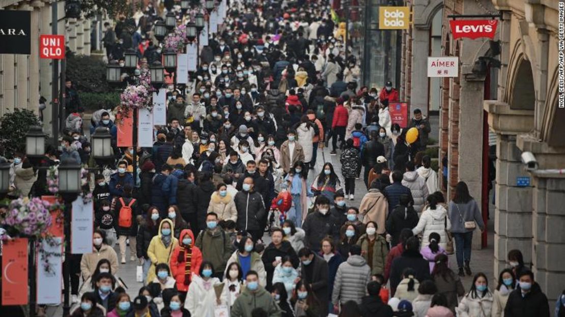 Multitudes regresan a la famosa calle de compras Jianghan en Wuhan, que hace un año estaba desierta.