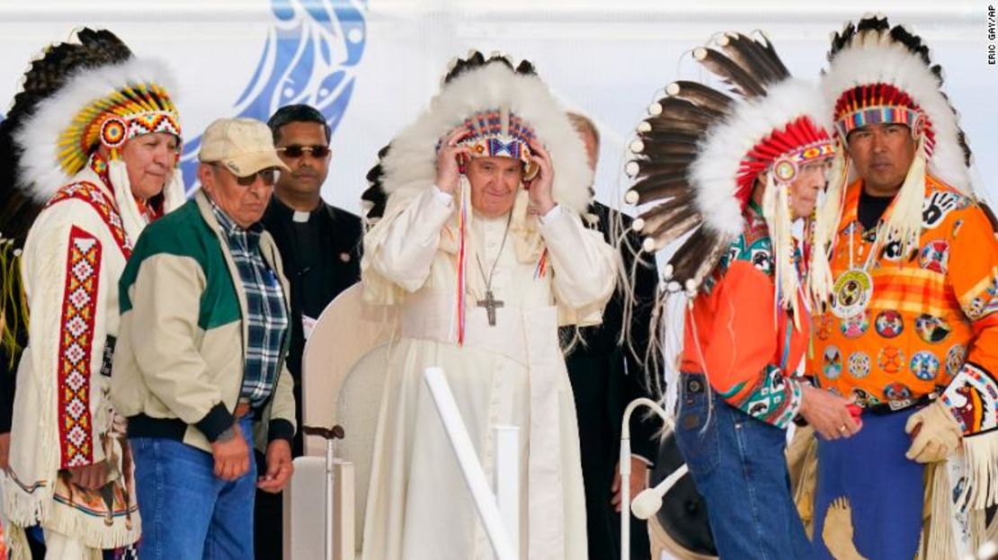 El papa Francisco se pone un tocado durante una visita a los pueblos indígenas en Maskwacis en Edmonton, Alberta, el lunes.