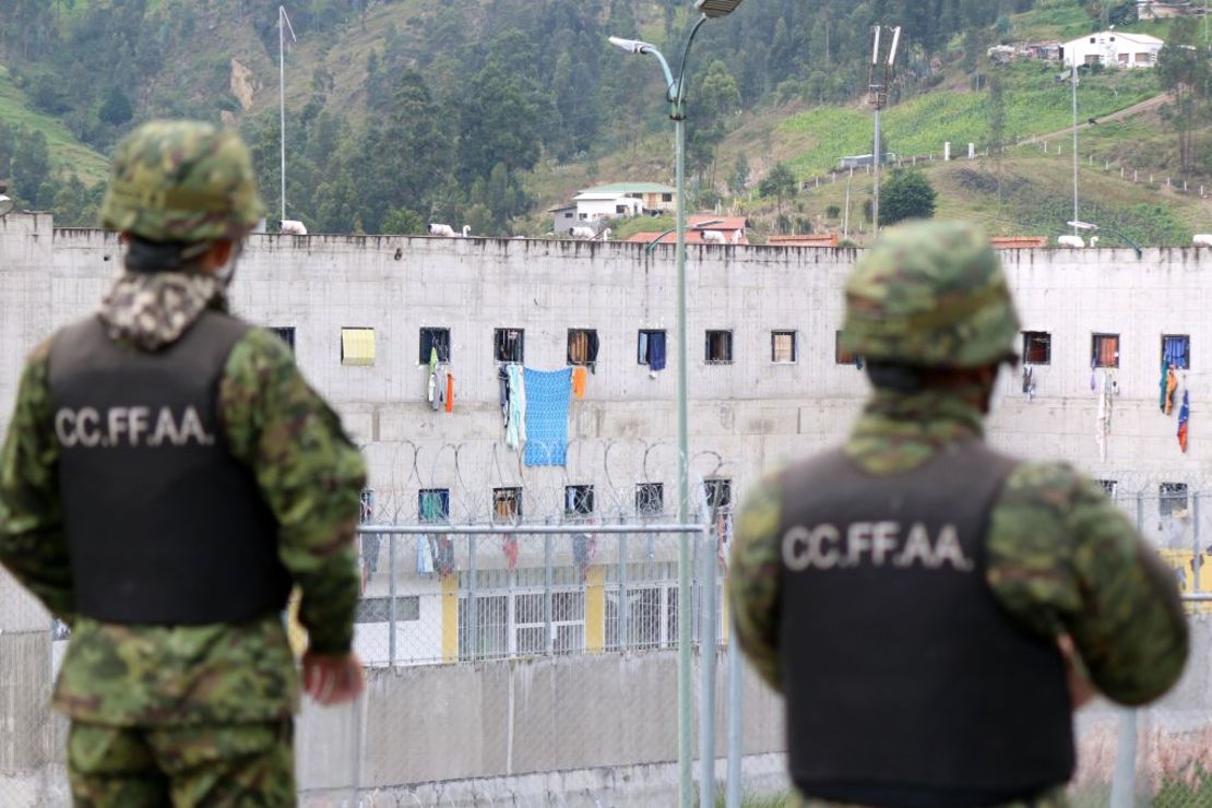 Soldados hacen guardia fuera de la prisión de Turi en Cuenca, Ecuador, el 24 de febrero de 2021.