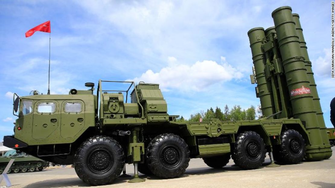 El lanzador de misiles tierra-aire S-400 se ve en el Foro Militar Internacional y Técnico ARMY-2019 en Moscú en junio.