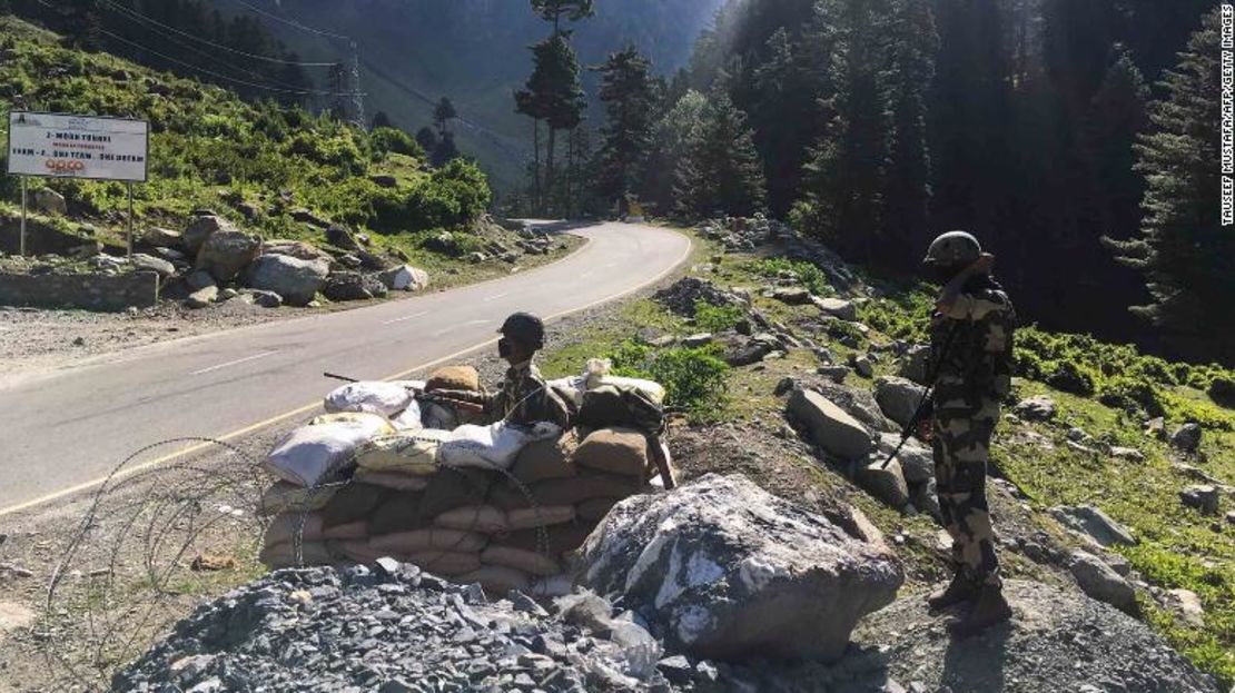 Soldados de la Fuerza de Seguridad Fronteriza de la India cuidan una carretera que va hacia Leh, en Gagangir, frontera con China, el 17 de junio de 2020.