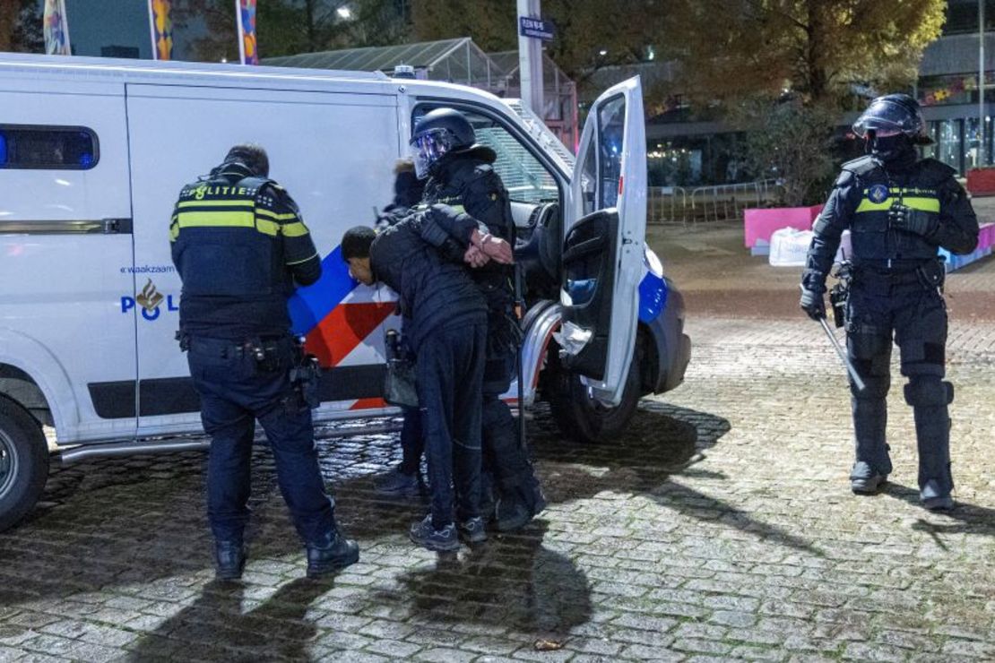 Tres personas fueron detenidas por participar en los disturbios del lunes por la noche en Amsterdam.