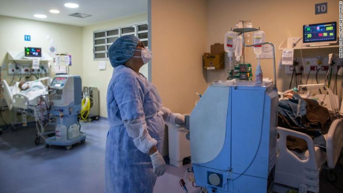 Una trabajadora médica en la UCI del hospital público Ronald Gazolla en Rio de Janeiro, el 5 de marzo.