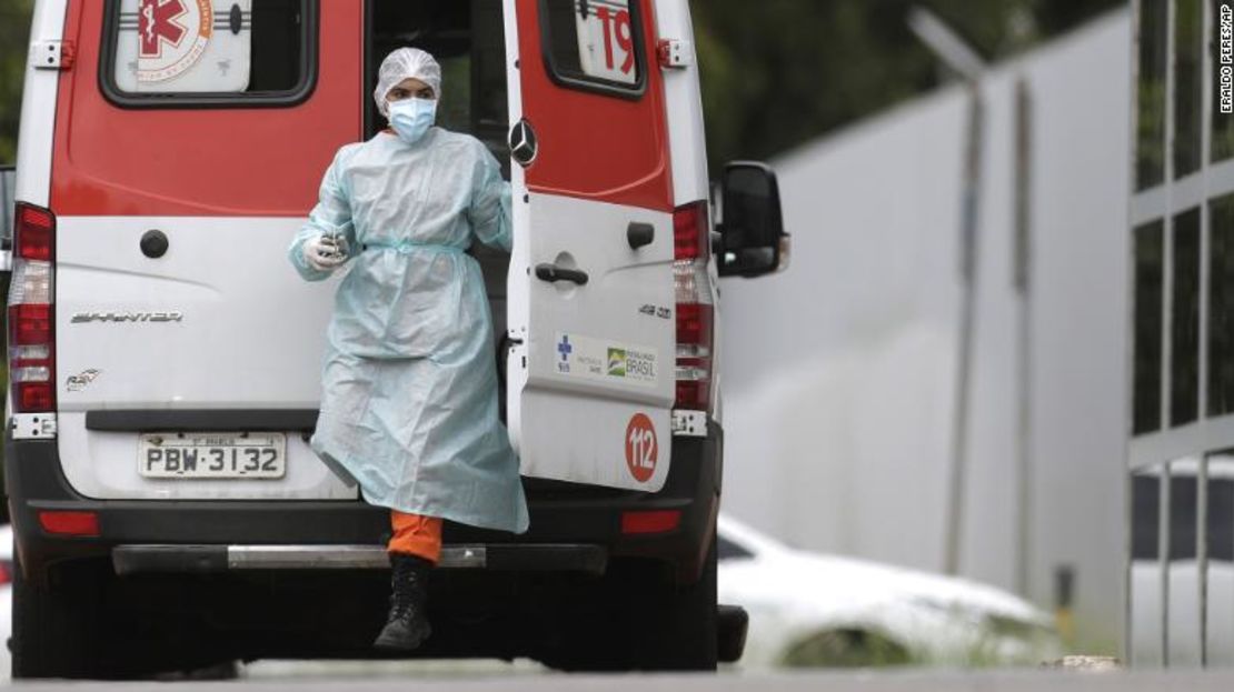 Una trabajadora de la salud llega en ambulancia con un paciente en Brasilia, el 8 de marzo.