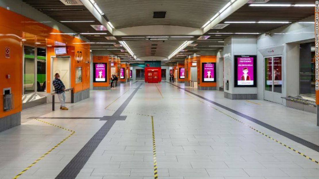 La estación de buses Moncloa en Madrid desierta tras las medidas de confinamiento del 3 de octubre.