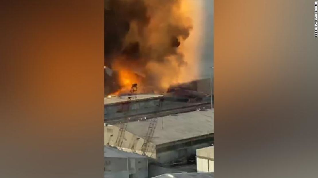 Captura de pantalla del video de Lina que muestra el comienzo de la segunda explosión, que propagó el daño desde el puerto.