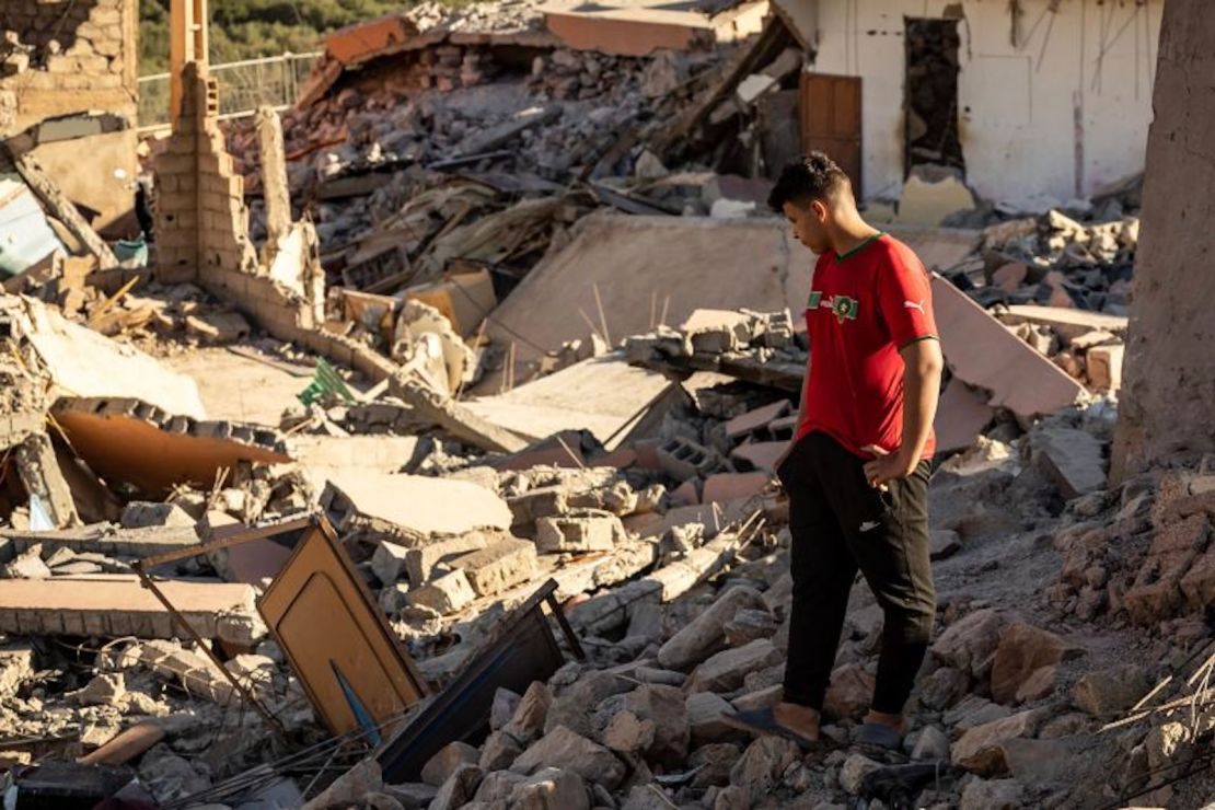 Un hombre mira los escombros de casas en el pueblo de Talat N'Yacoub, al sur de Marrakech, el 11 de septiembre de 2023.