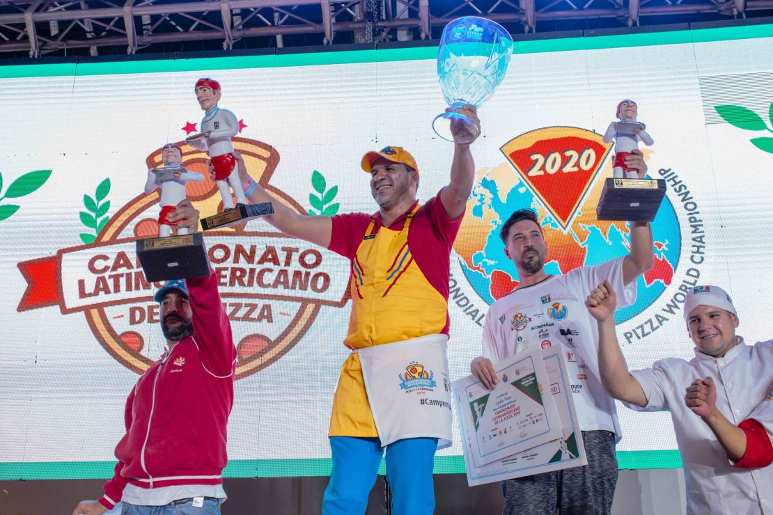 De izquierda a derecha: el venezolano Diego Borges (3° puesto), al colombiano Eduardo Castro (1° puesto) y al argentino Brian Aguilar (2° puesto) mientras alzan sus galardones en el Campeonato Latinoamericano de la Pizza.