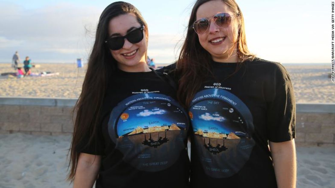 Dos mujeres en una reunión de tierraplanistas en Orange County, California, en 2017.