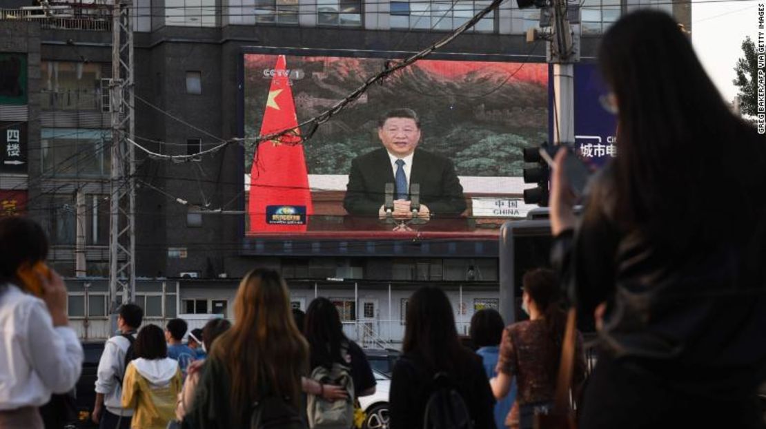 El presidente de China, Xi Jinping, hablando vía video a la Asamblea Mundial de la Salud, en una gran pantalla en una calle de Beijing, el 18 de mayo.