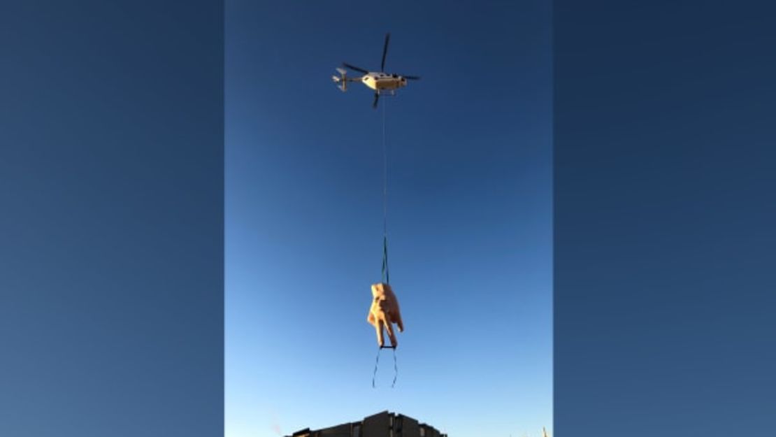 La estatua fue instalada en el techo de la galería este lunes.