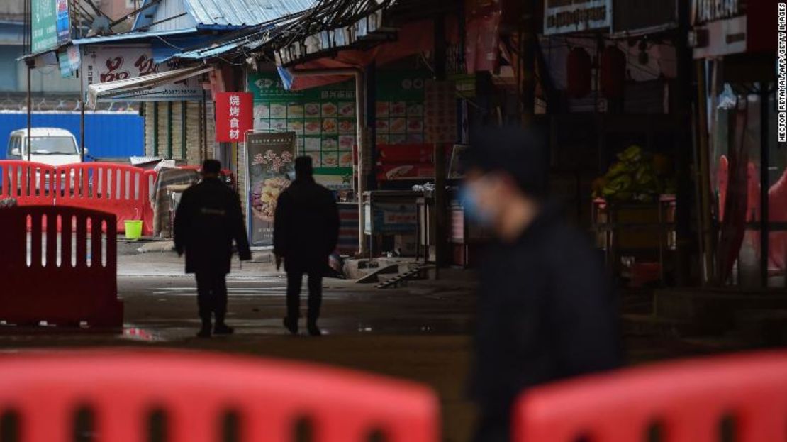 El Mercado de Mariscos de Huanan, conocido como la zona cero del brote, fue cerrado en enero pasado.