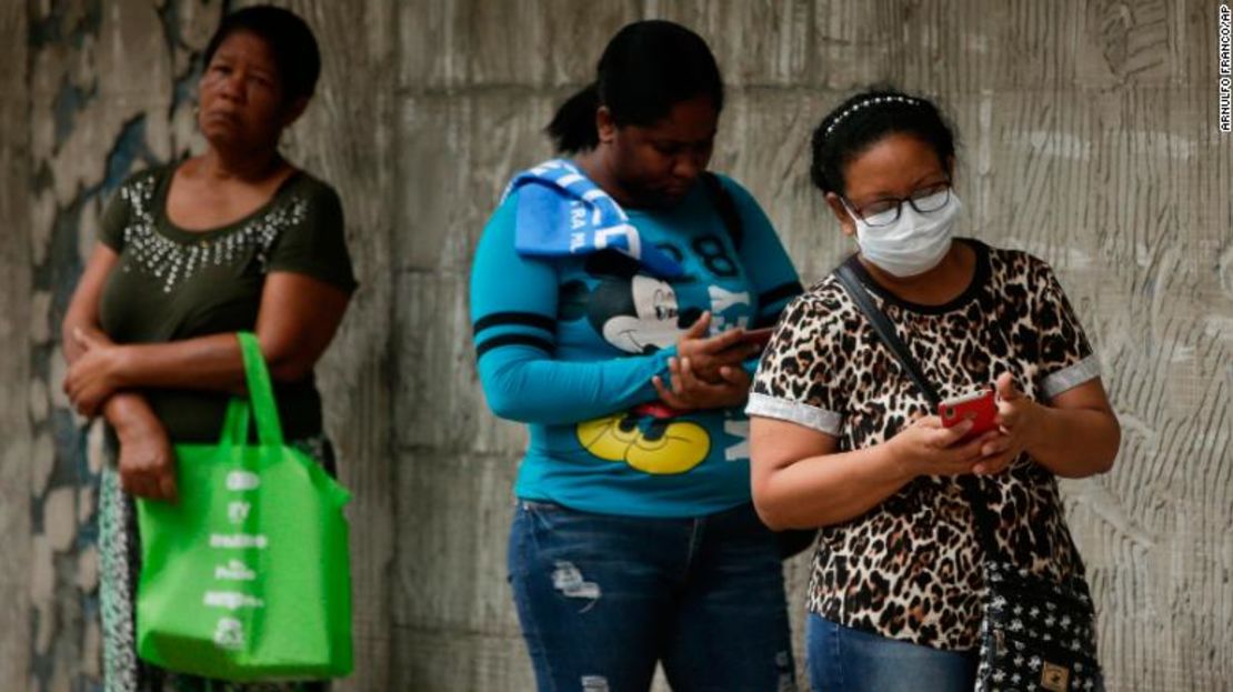 Mujeres esperan en la fila para entrar a un supermercado, en un día en que los hombres deben quedarse en casa de Ciudad de Panamá.