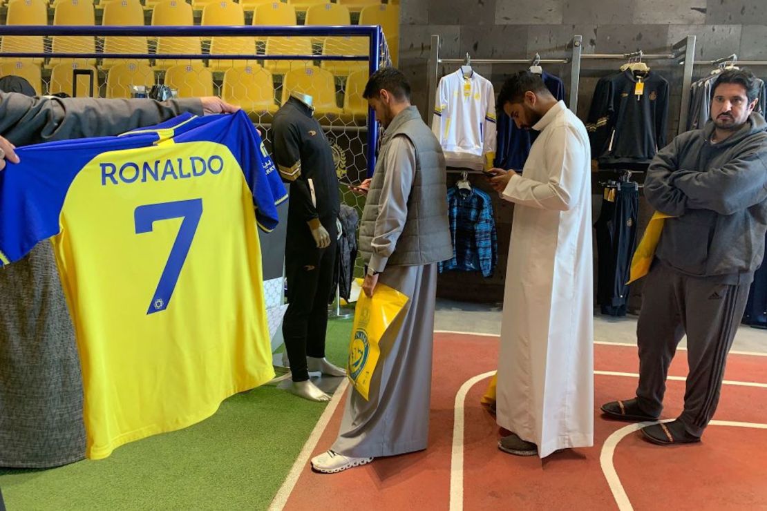 Las camisetas del Al Nassr con el nombre de Ronaldo, ya se venden en la capital de Arabia Saudita desde su llegada al fútbol saudí.