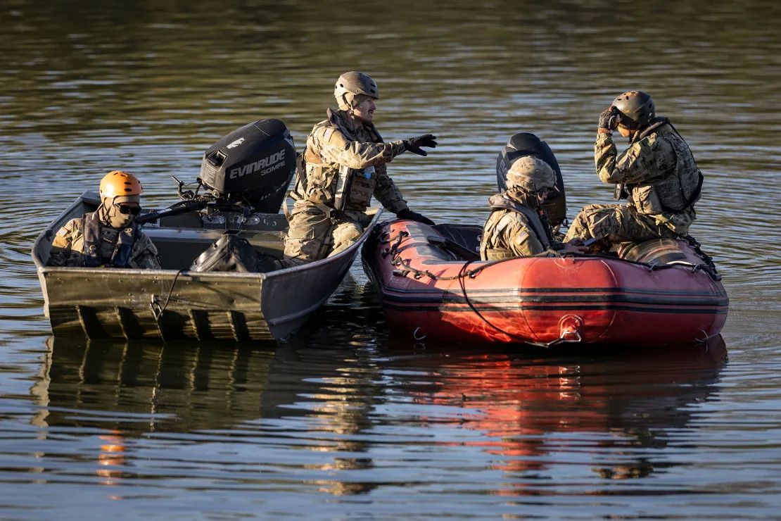 Los soldados de la Guardia Nacional se detienen el martes para hablar mientras patrullan el Río Grande, en la frontera entre Estados Unidos y México, en Eagle Pass, Texas.