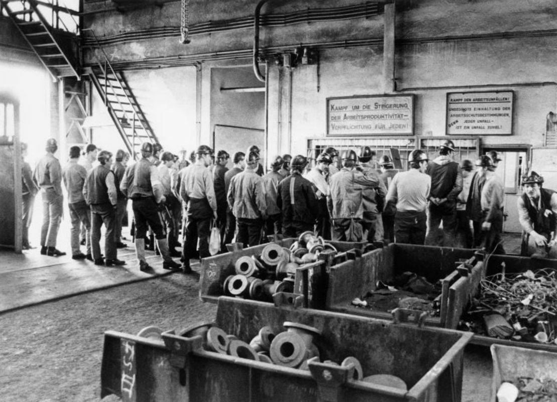 Prisioneros de la RDA trabajan en una fábrica de acero en Rothensee, Alemania, en una fotografía sin fecha.