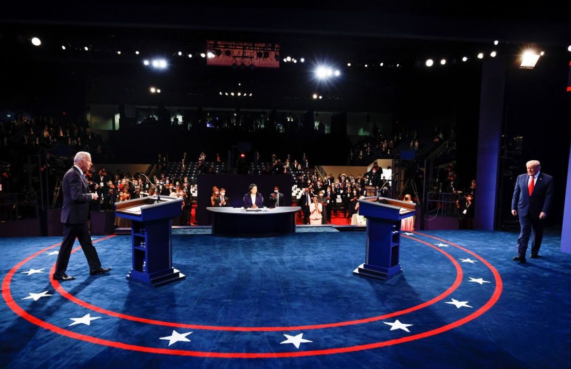 Biden y Trump llegan al escenario al inicio del debate.