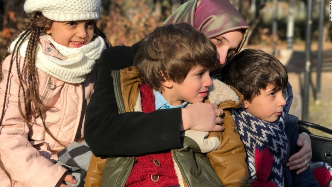 Bana, con sus hermanos pequeños y su madre