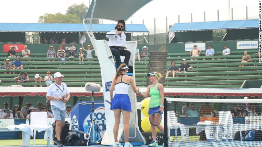 El partido de Maria Sharapova contra Laura Siegemund tuvo que ser interrumpido por el humo.