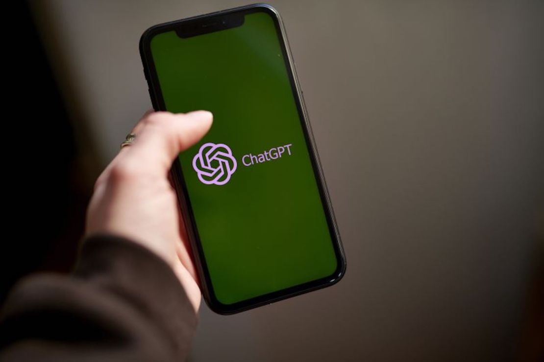 El logotipo de ChatGPT en un teléfono inteligente