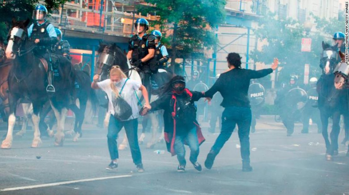 Manifestantes entre gas lacrimógeno cerca de la Casa Blanca.