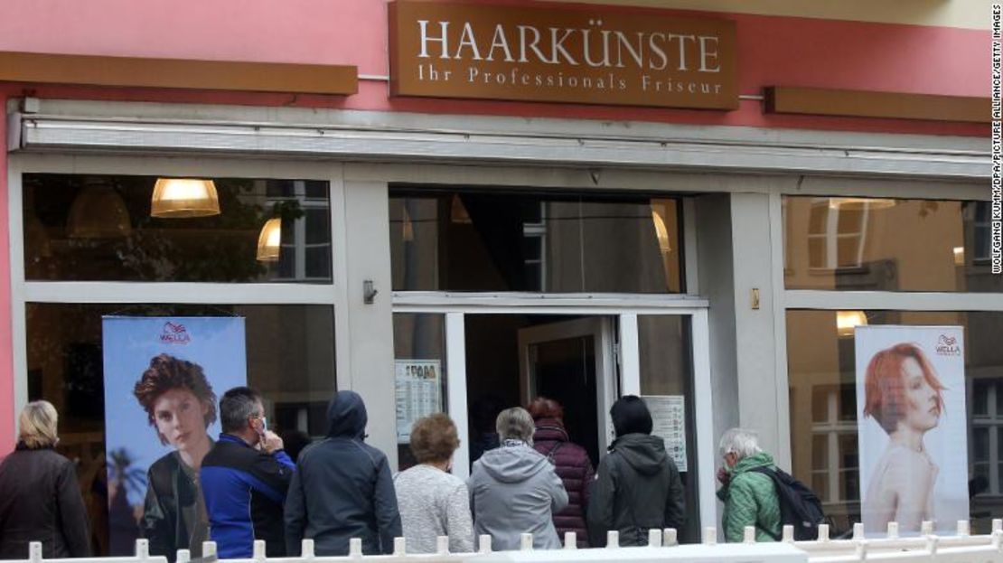 Fila para entrar a una peluquería en Berlín.