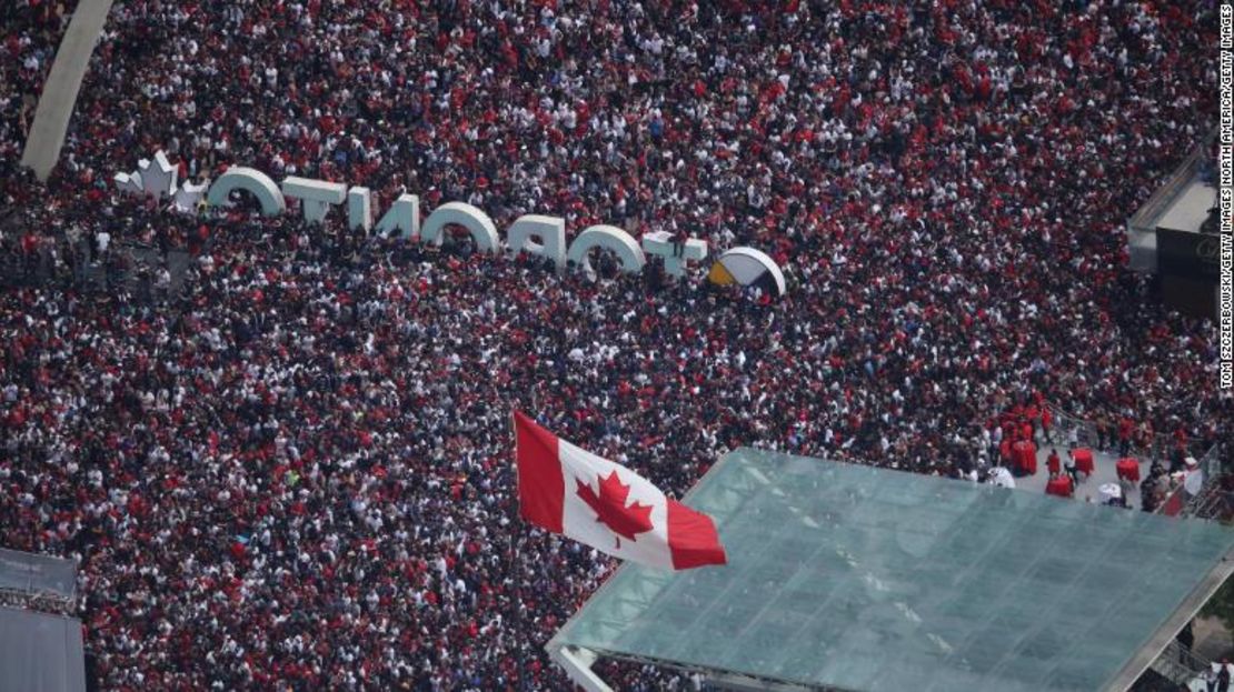 Fanáticos reunidos en la Plaza Nathan Phillips para el desfile de victoria de los Raptors de Toronto en el Campeonato de la NBA.