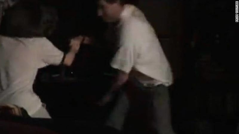 Un video en internet muestra la paliza de un juez de texas a su hija | cnn