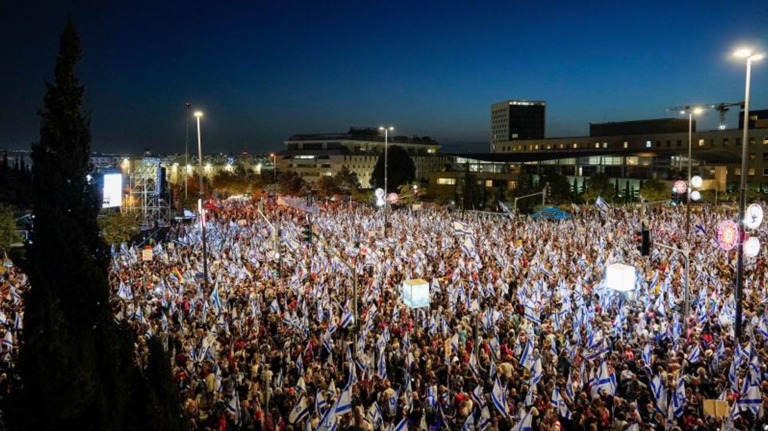 Los israelíes protestan contra los planes del gobierno del primer ministro Benjamín Netanyahu de reformar el sistema judicial y en apoyo de la Corte Suprema en Jerusalén, el 11 de septiembre de 2023.